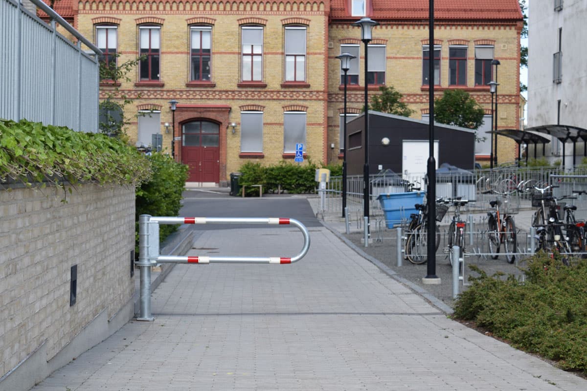 BAX bilspärr  skyddar mot obehörig trafik i bostadsområde.