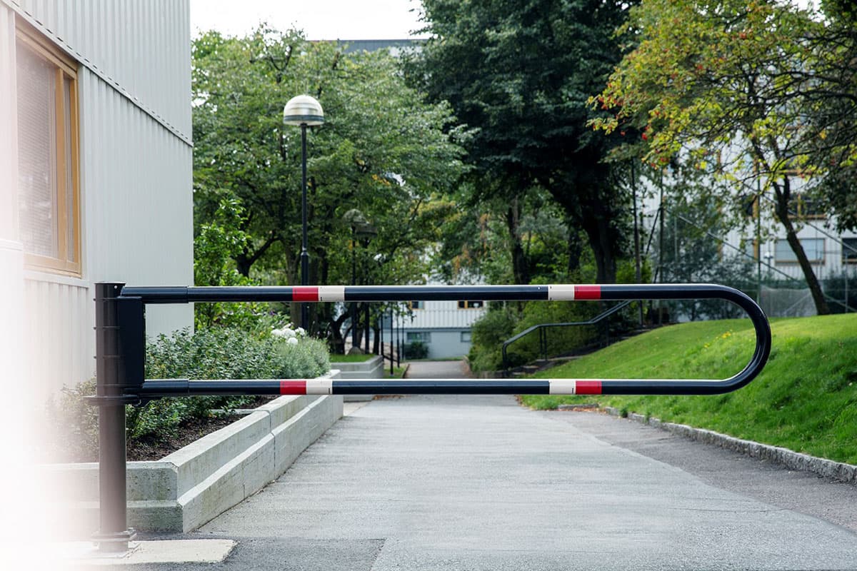 BAX bilspärr  skyddar mot obehörig trafik i bostadsområde.
